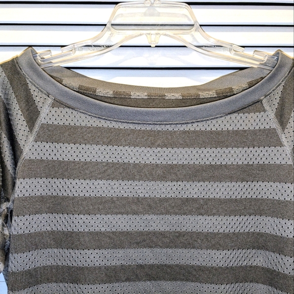 Nike Dri Fit Women's Small Gray Striped Mesh Perforated Long Sleeve Top Workout - Picture 5 of 12